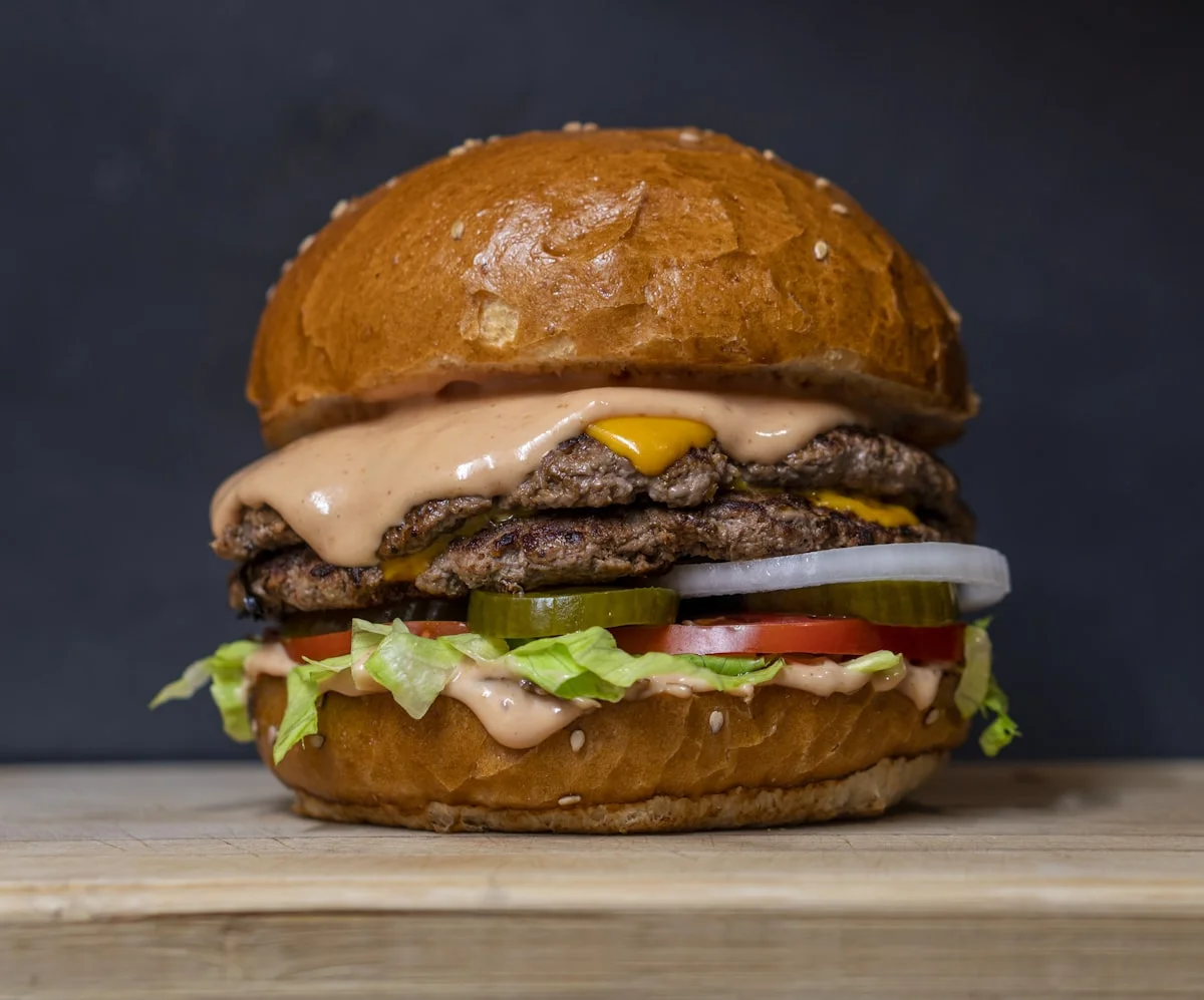 Hamburguesa con múltiples opciones de personalización